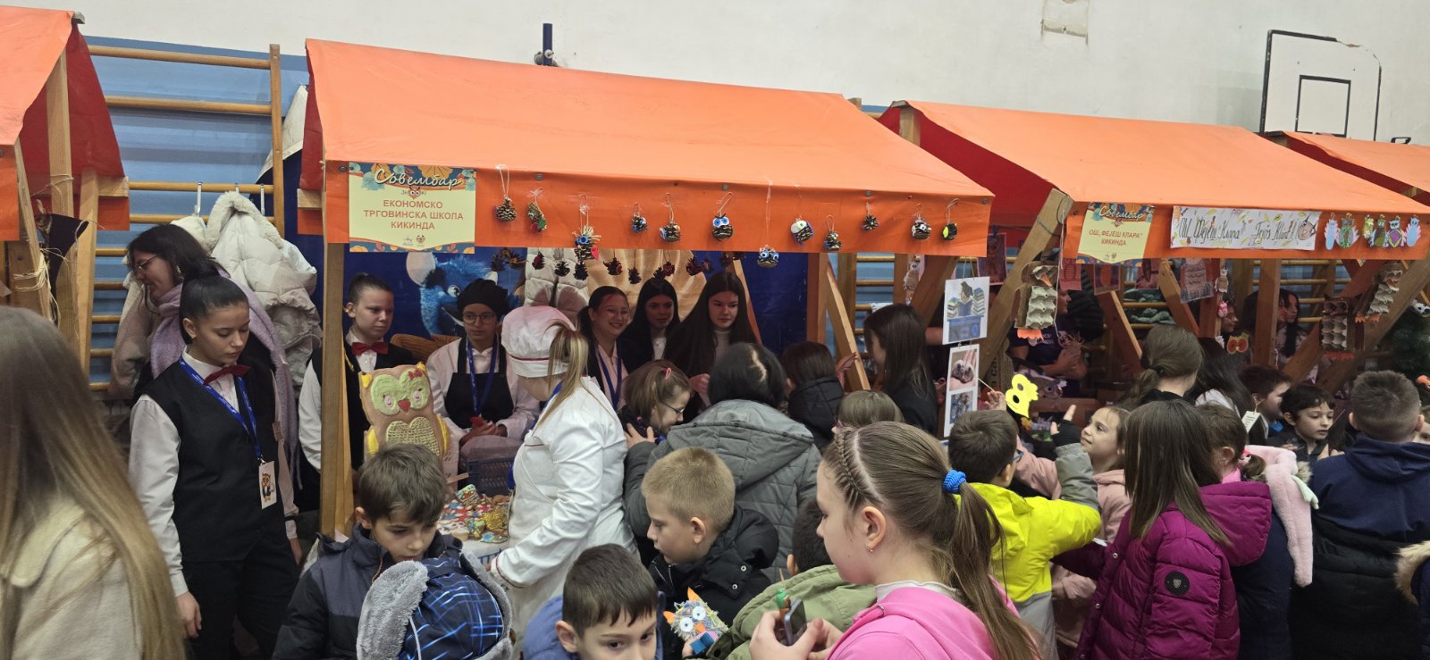 A group of people at a market

AI-generated content may be incorrect.