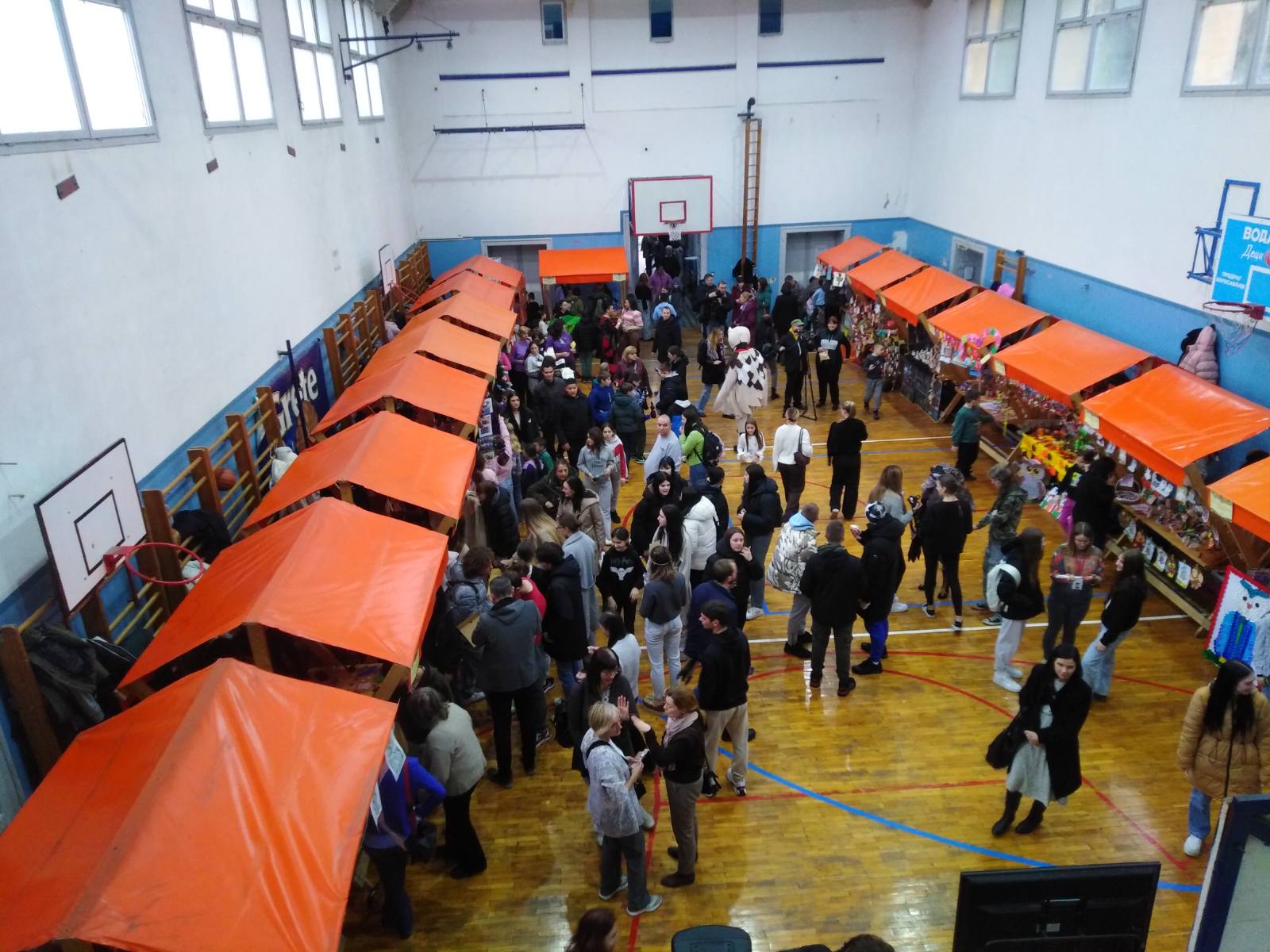 A group of people in a gym

AI-generated content may be incorrect.