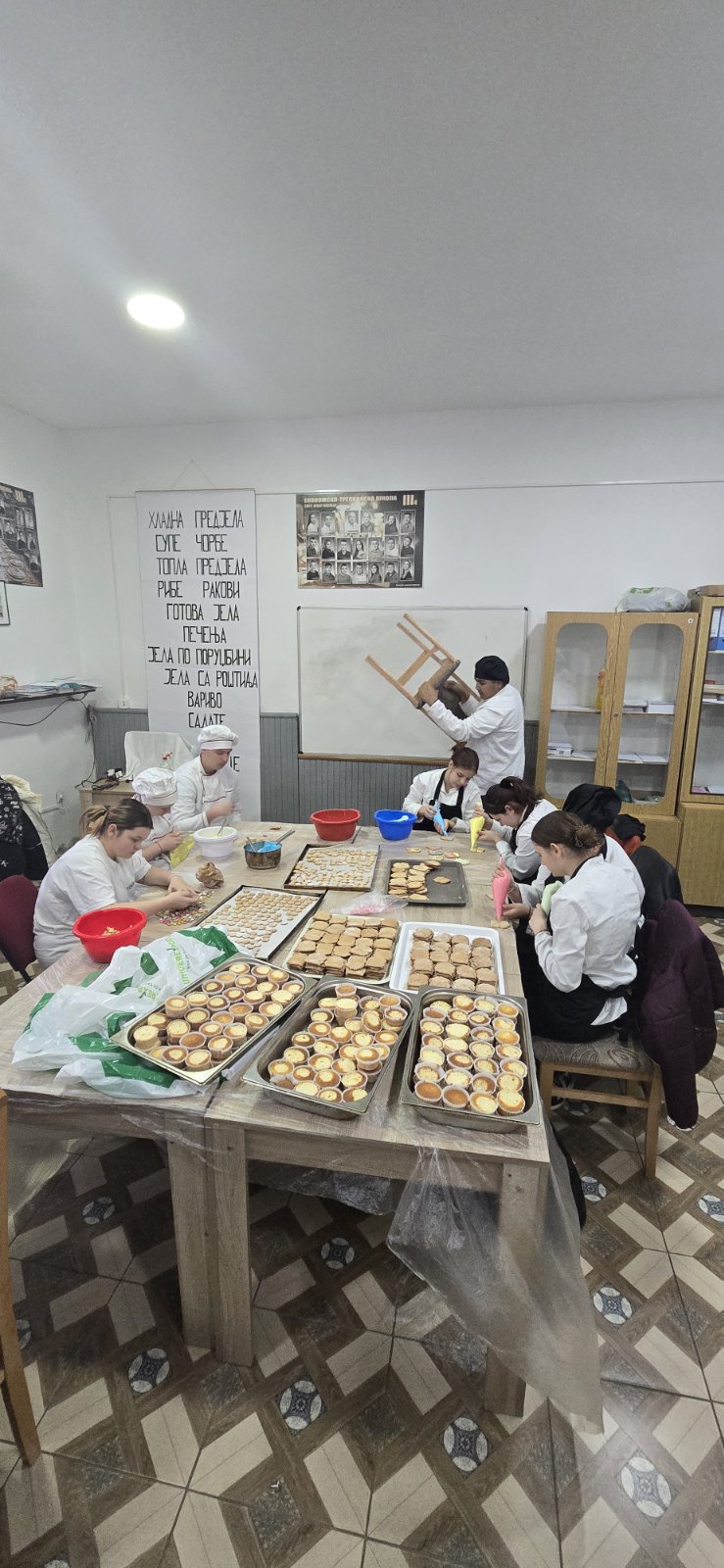 A group of people in a kitchen

AI-generated content may be incorrect.