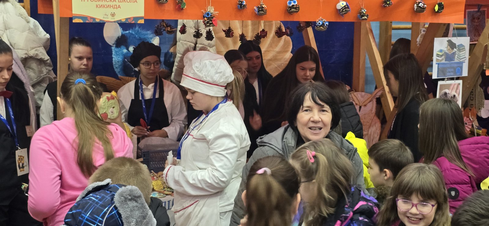 A group of people in a room

AI-generated content may be incorrect.