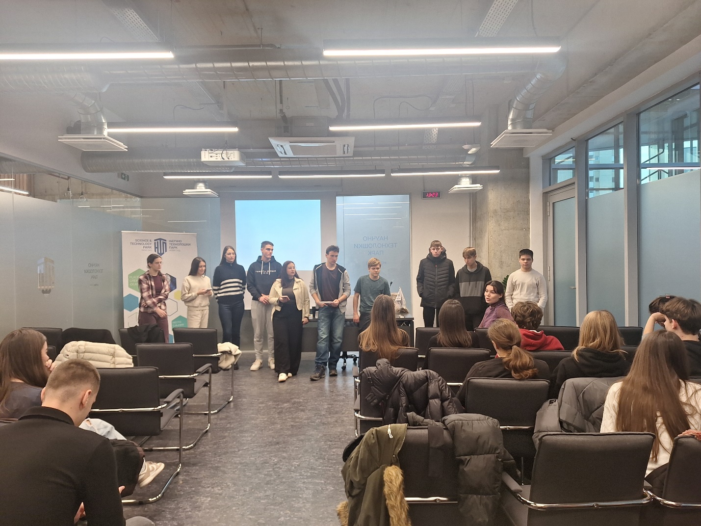 A group of people in a room
AI-generated content may be incorrect.