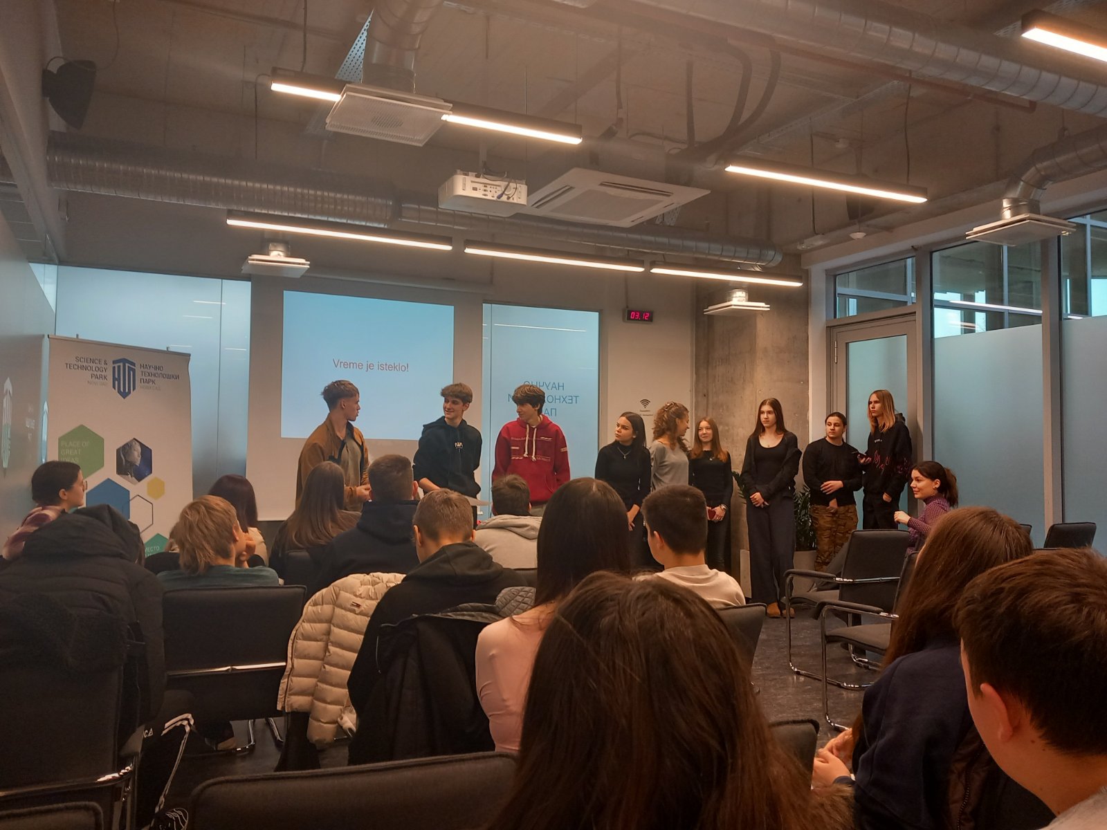 A group of people in a room
AI-generated content may be incorrect.