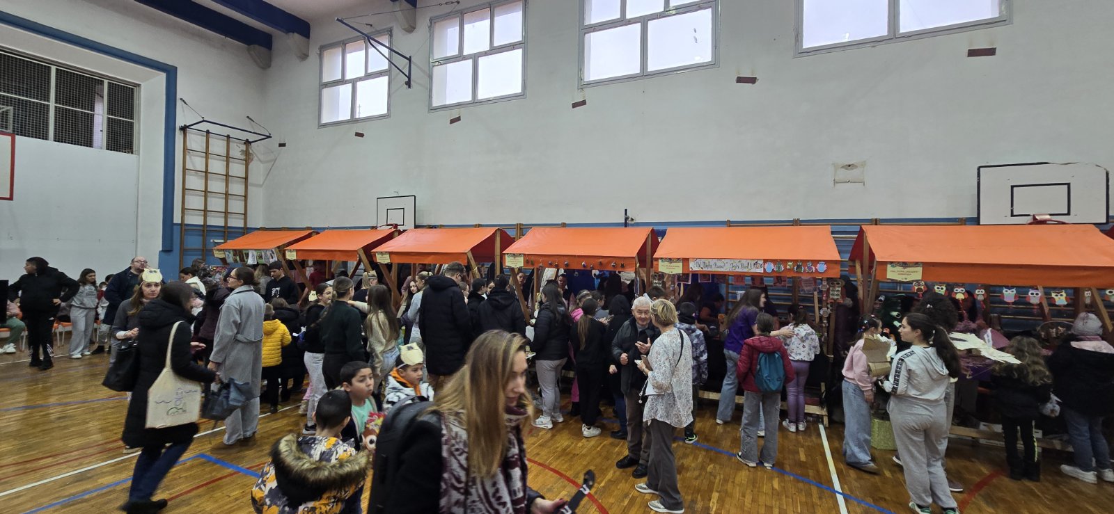 A group of people in a room

AI-generated content may be incorrect.