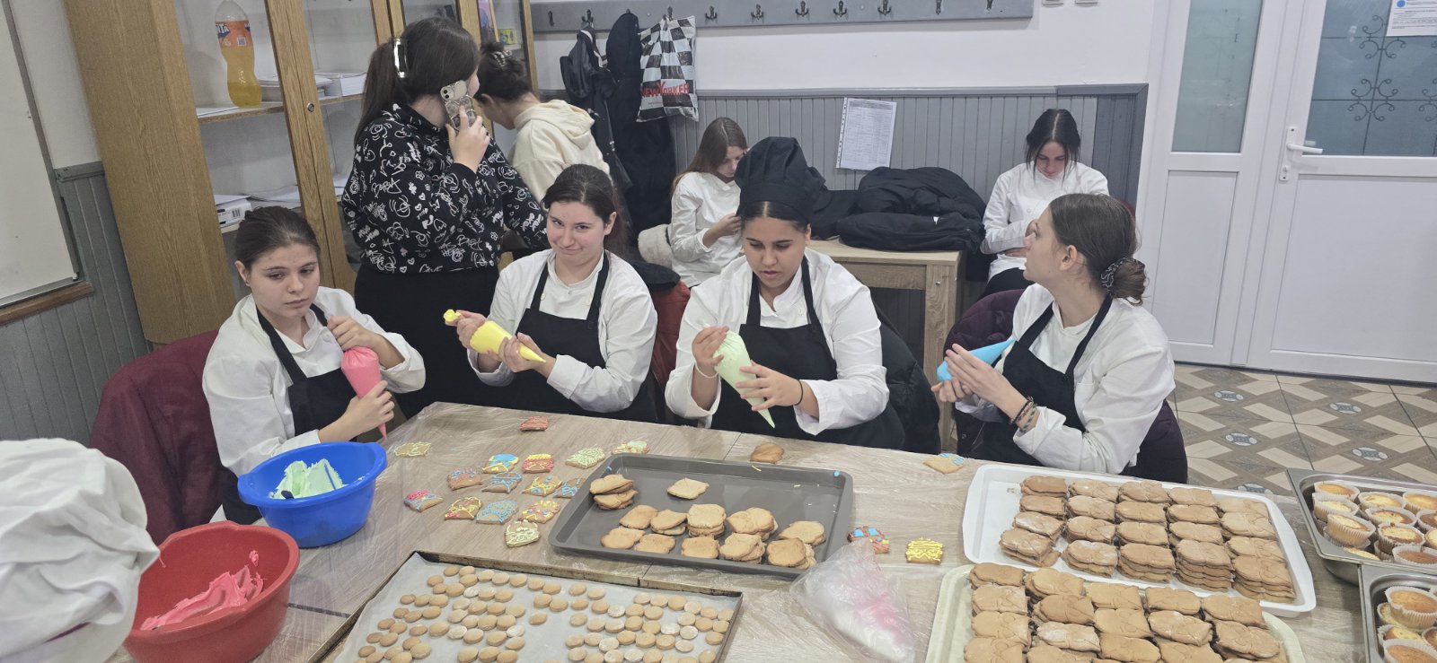 A group of people in aprons

AI-generated content may be incorrect.