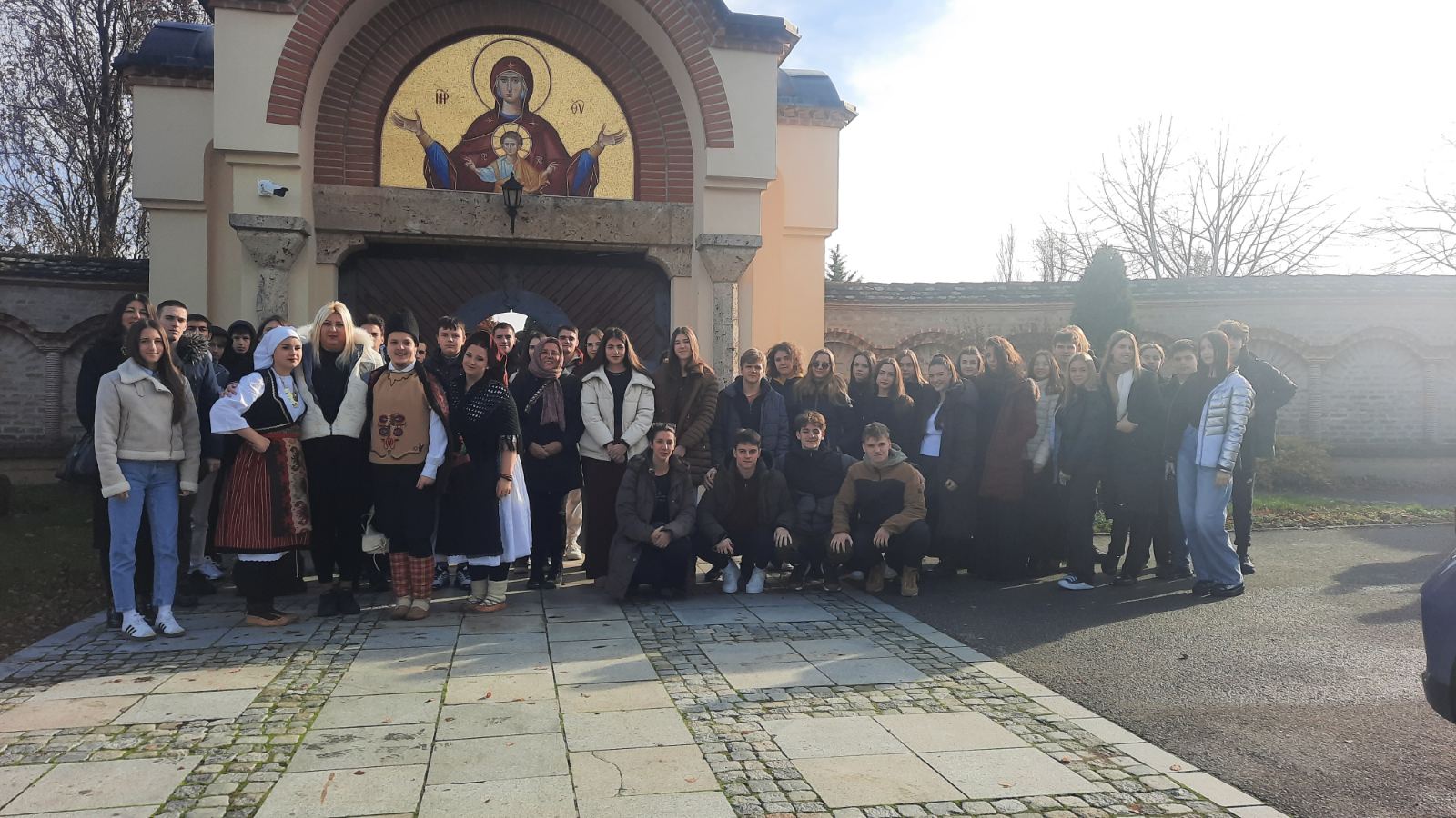 A group of people posing for a photo
AI-generated content may be incorrect.