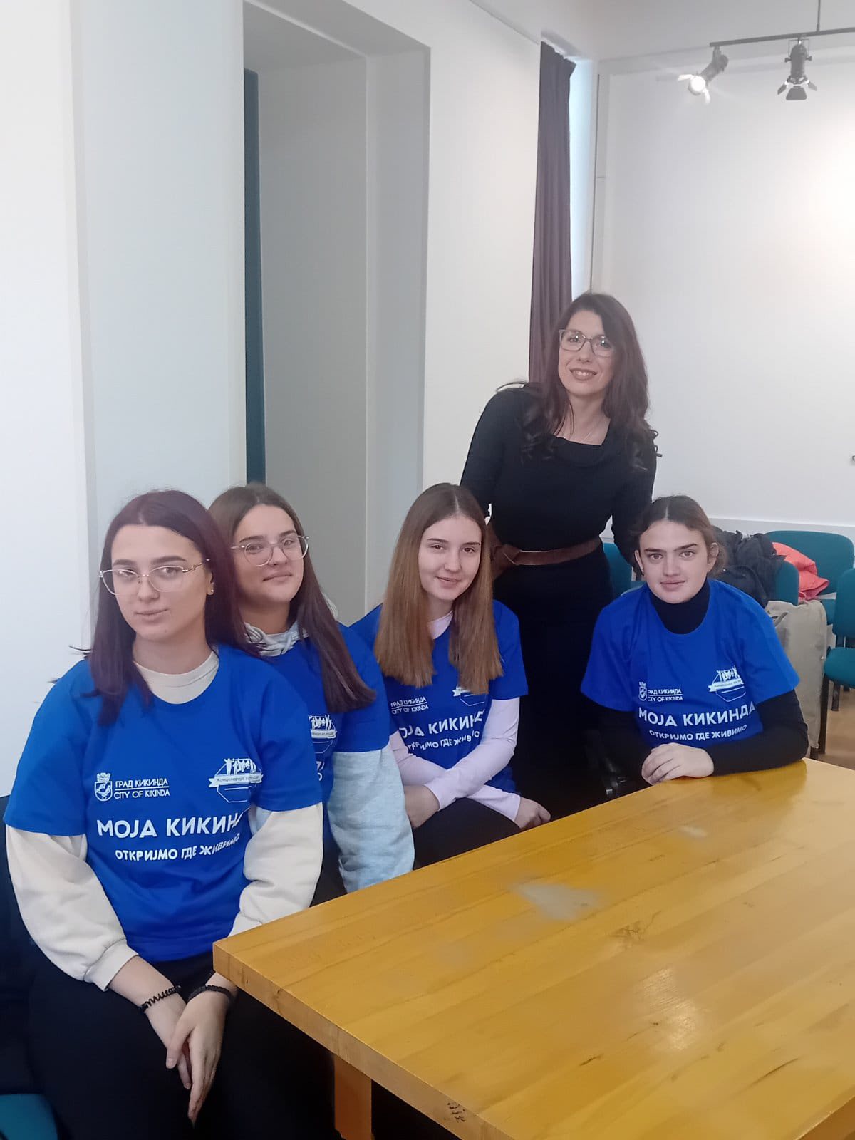 A group of people posing for a photo
AI-generated content may be incorrect.