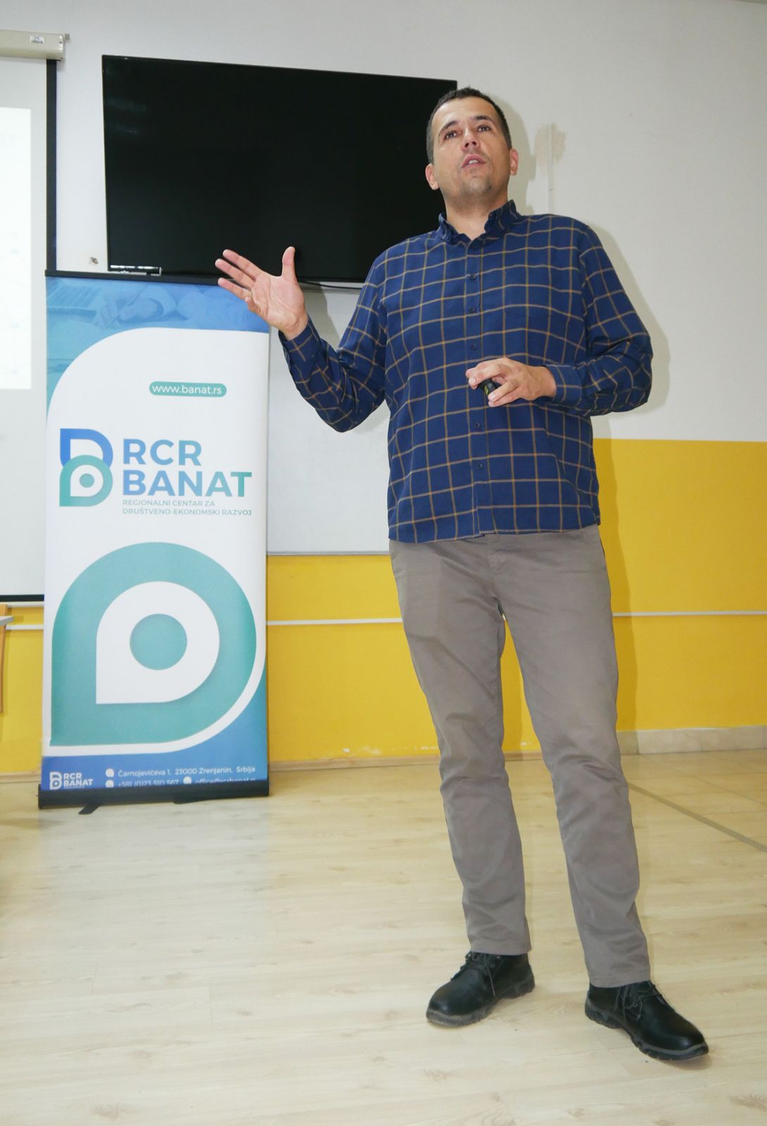 A person standing in front of a screen

AI-generated content may be incorrect.