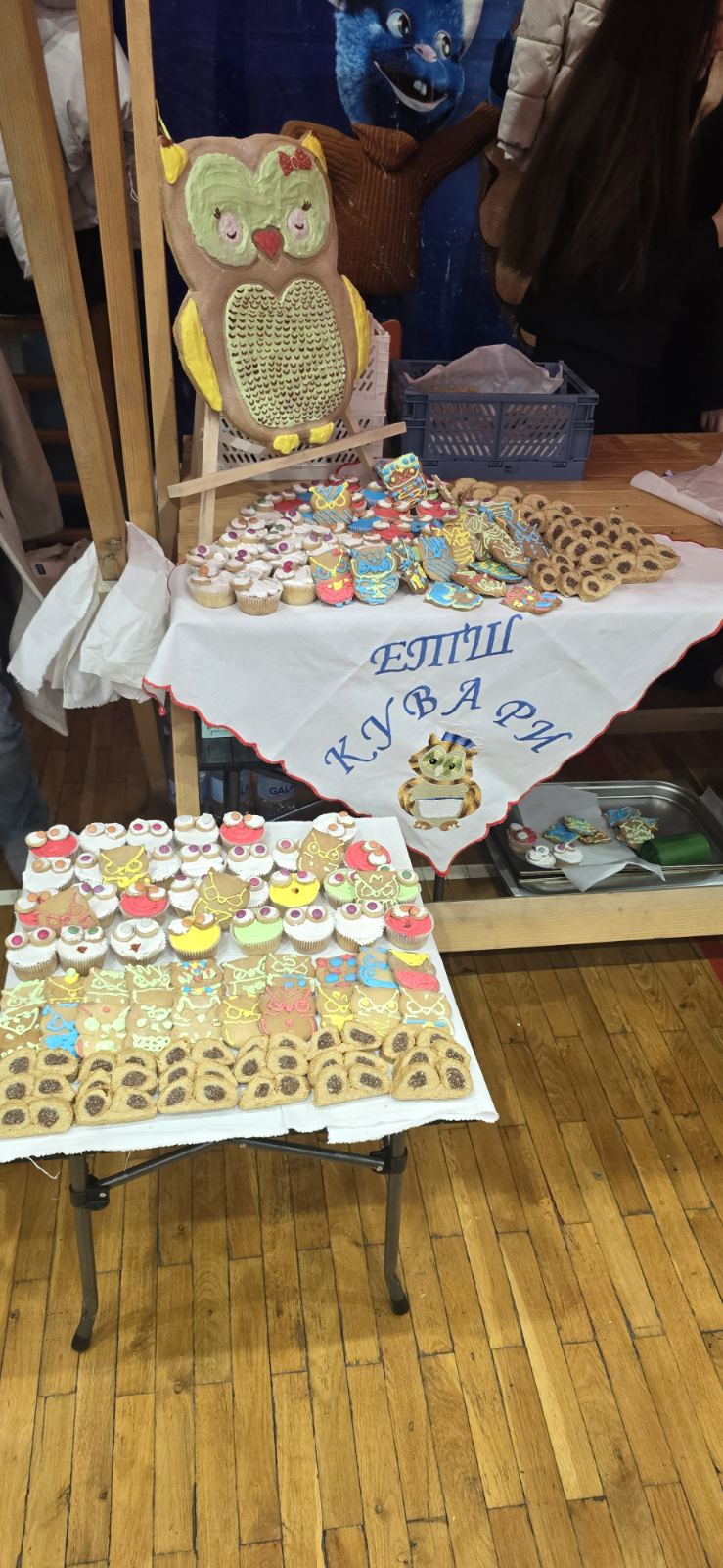 A table with cookies on it

AI-generated content may be incorrect.