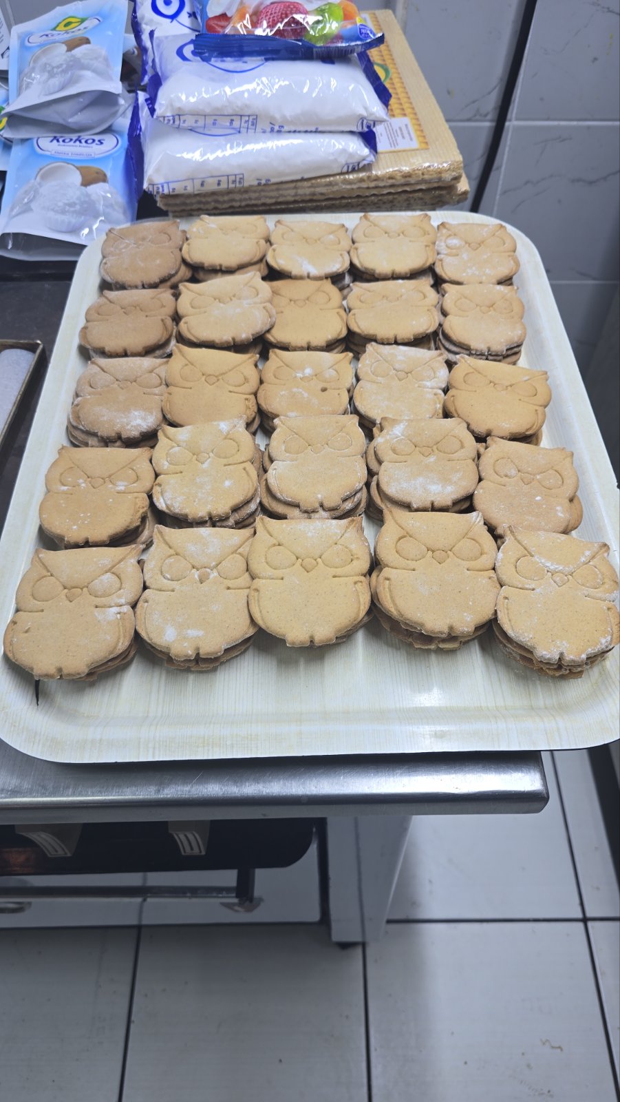 A tray of cookies on a table

AI-generated content may be incorrect.